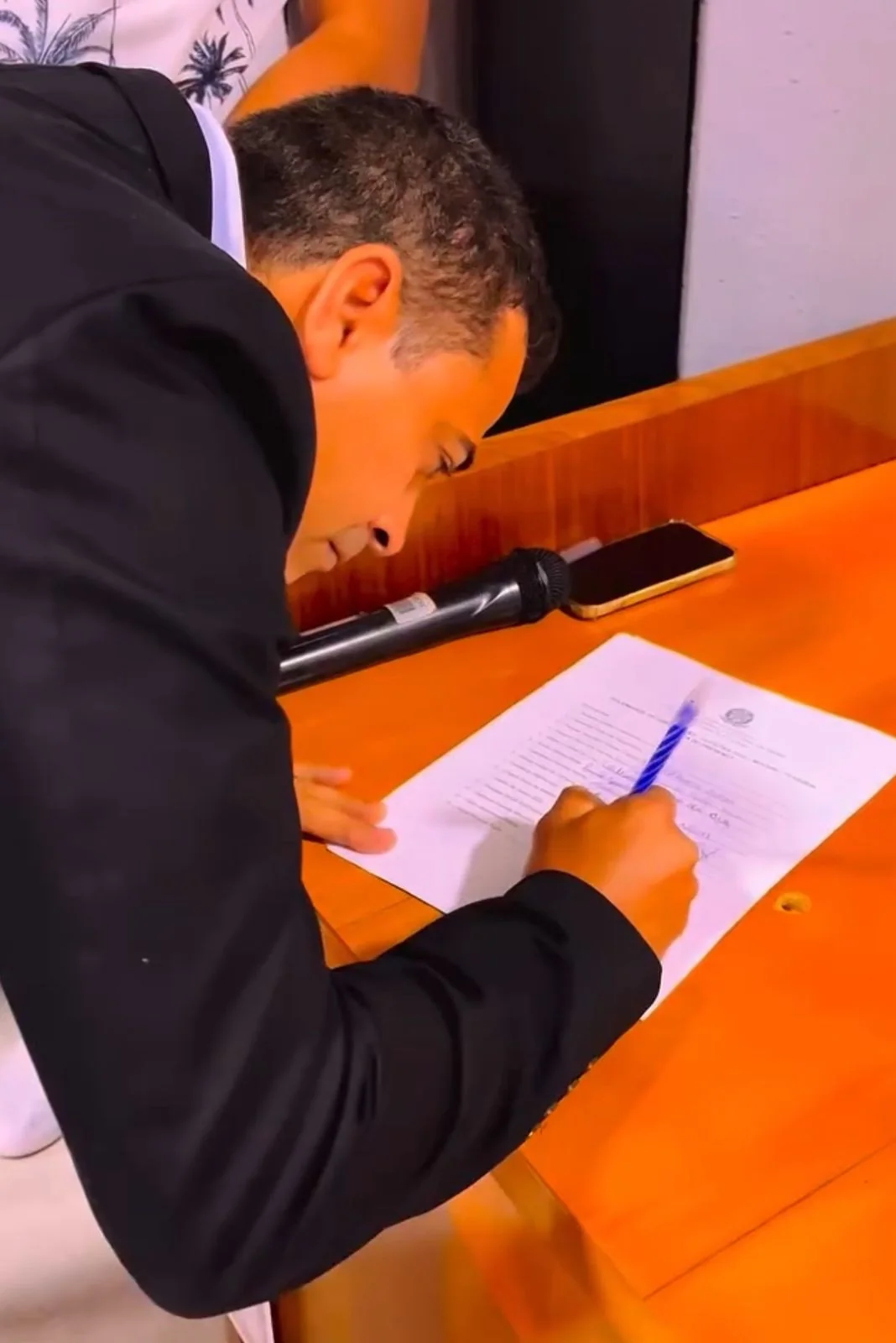 Dodô assinando documento em sessão
